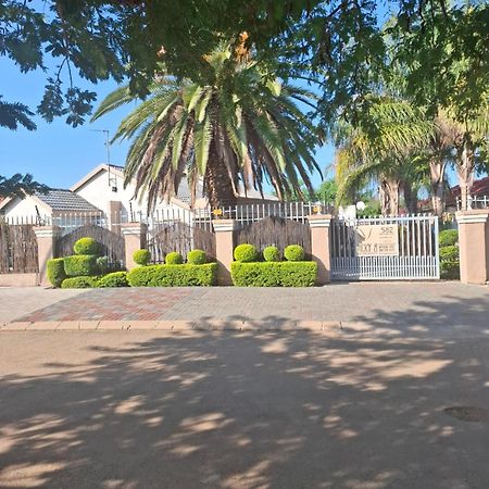 Vicky B Bed And Breakfast Mogwase Exterior photo