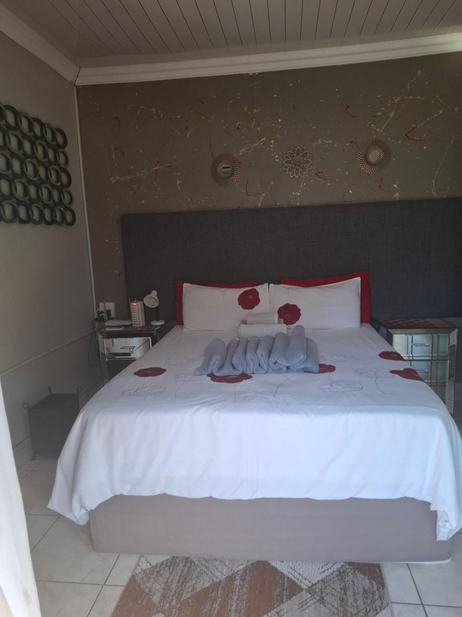 Vicky B Bed And Breakfast Mogwase Exterior photo
